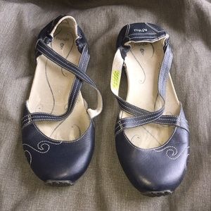 Ahnu size 9W  navy and white shoes